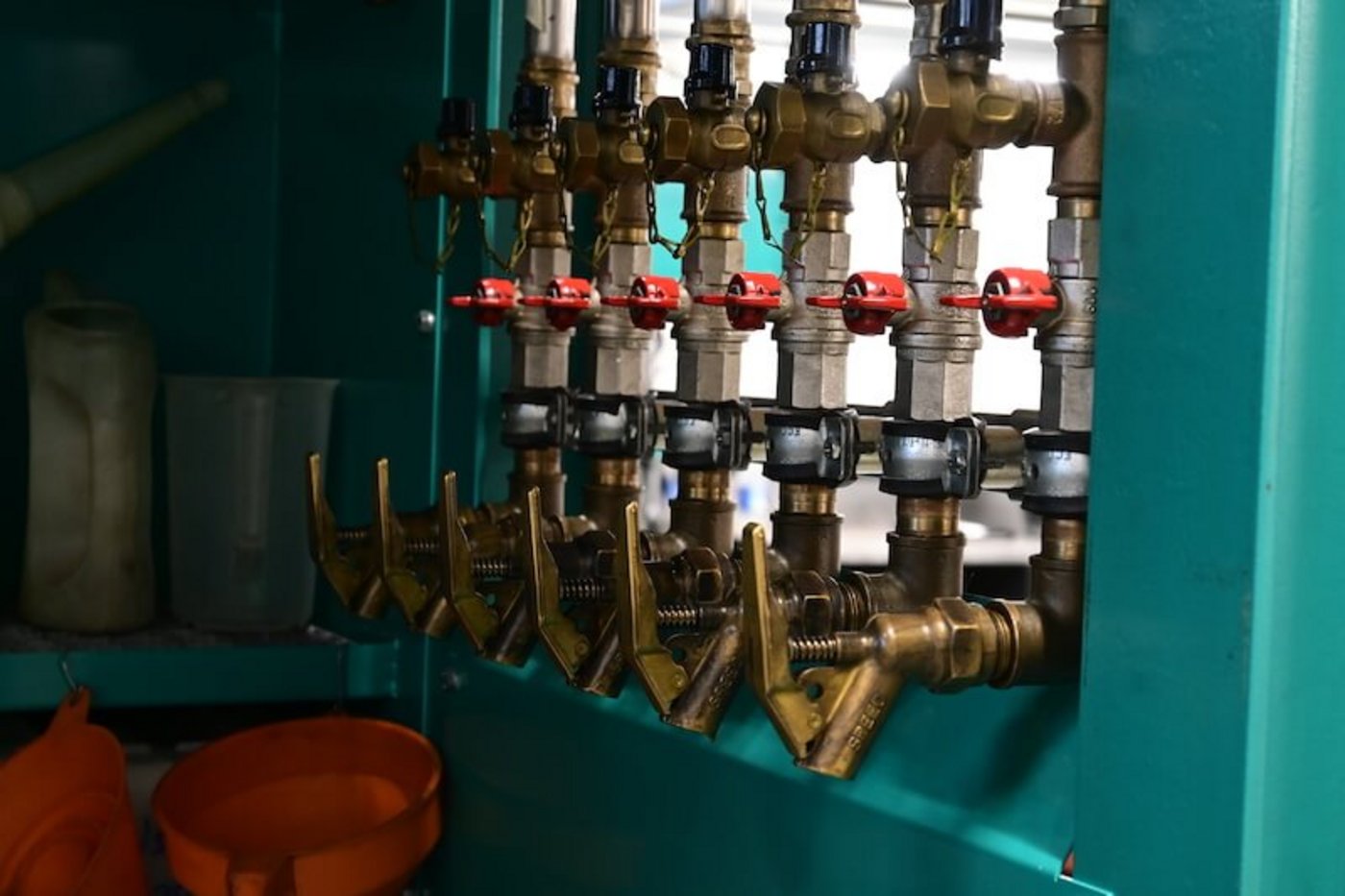 Da die alten Motoren sehr unterschiedlich waren, braucht es in Büchlers Werkstatt viele verschiedene Öle. Da die alten Motoren sehr unterschiedlich waren, braucht es in Büchlers Werkstatt viele verschiedene Öle. (Jasmine Baumann)