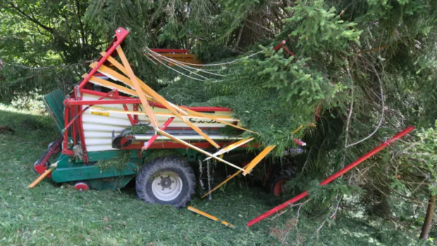Gestern ist in Näfels GL ein Landwirt mit dem Ladewagen schwer verunglückt