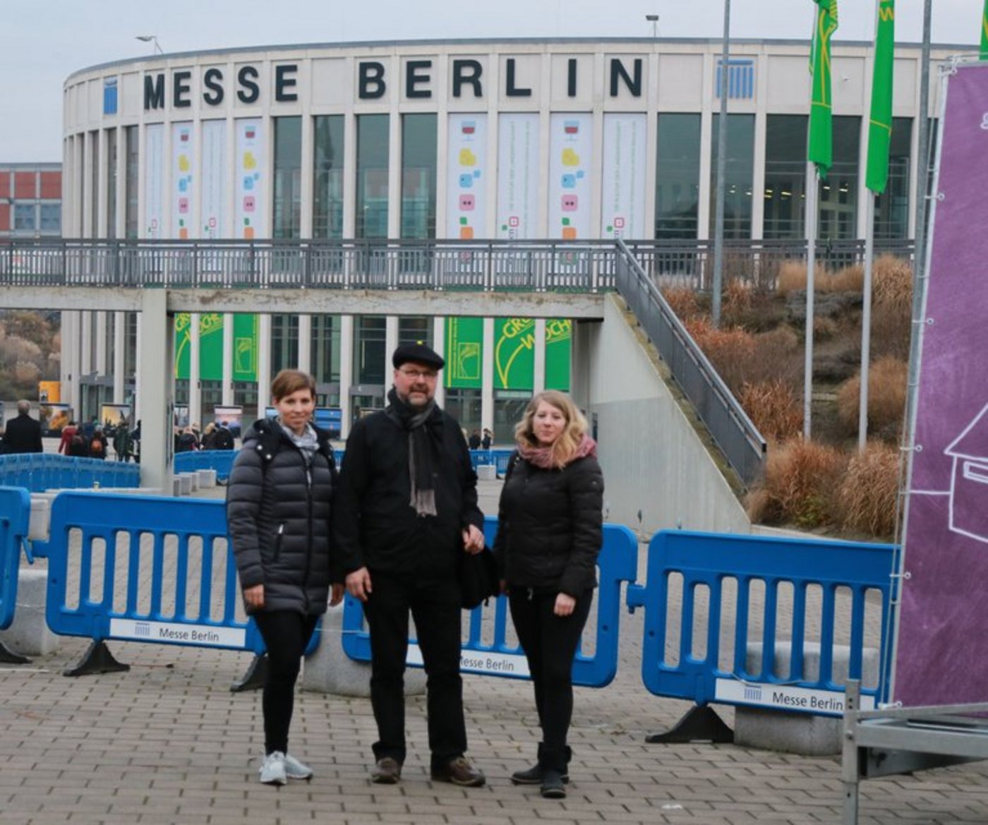 Agrarscout-Ausbildner vor dem Berliner Messegebäude Werden in der Schweiz schon bald Agrarscouts ausbilden (v.l.): Manuela Vogel (Berufsbildnerin am Arenenberg TG), Jürg Rindlisbacher (Projektleiter beim LID) und Christine Nussbaumer (Projekt-Initiantin beim LID). (Bild lid)