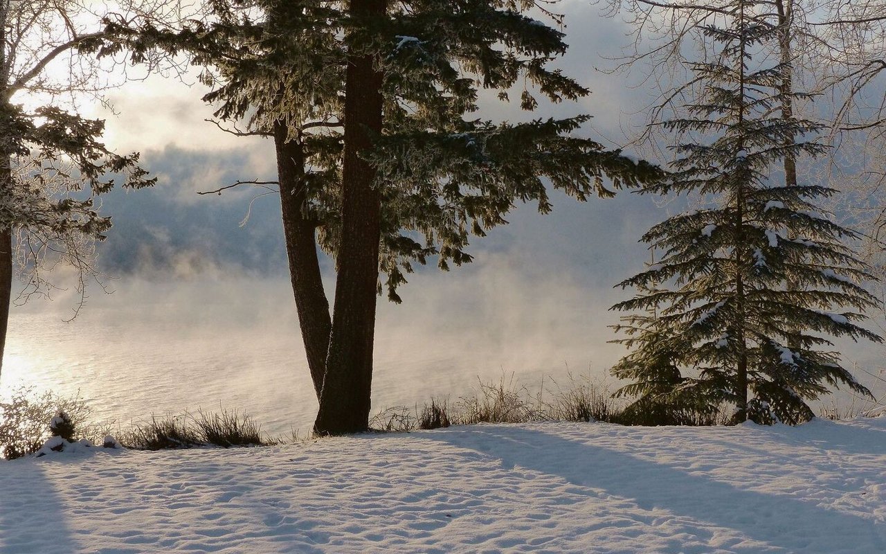 Winterliches Phänomen: Schiebt sich sehr kalte Luft über weniger kalte Gewässer, kann es sein, dass Seen zu «dampfen» beginnen.