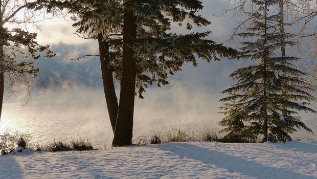 Winterliches Phänomen: Schiebt sich sehr kalte Luft über weniger kalte Gewässer, kann es sein, dass Seen zu «dampfen» beginnen.