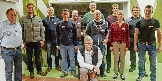 Fürs Foto kurz ohne Maske: Die neuen Landwirte und eine Landwirtin FA am LZ Liebegg.(Bild Ralf Bucher)