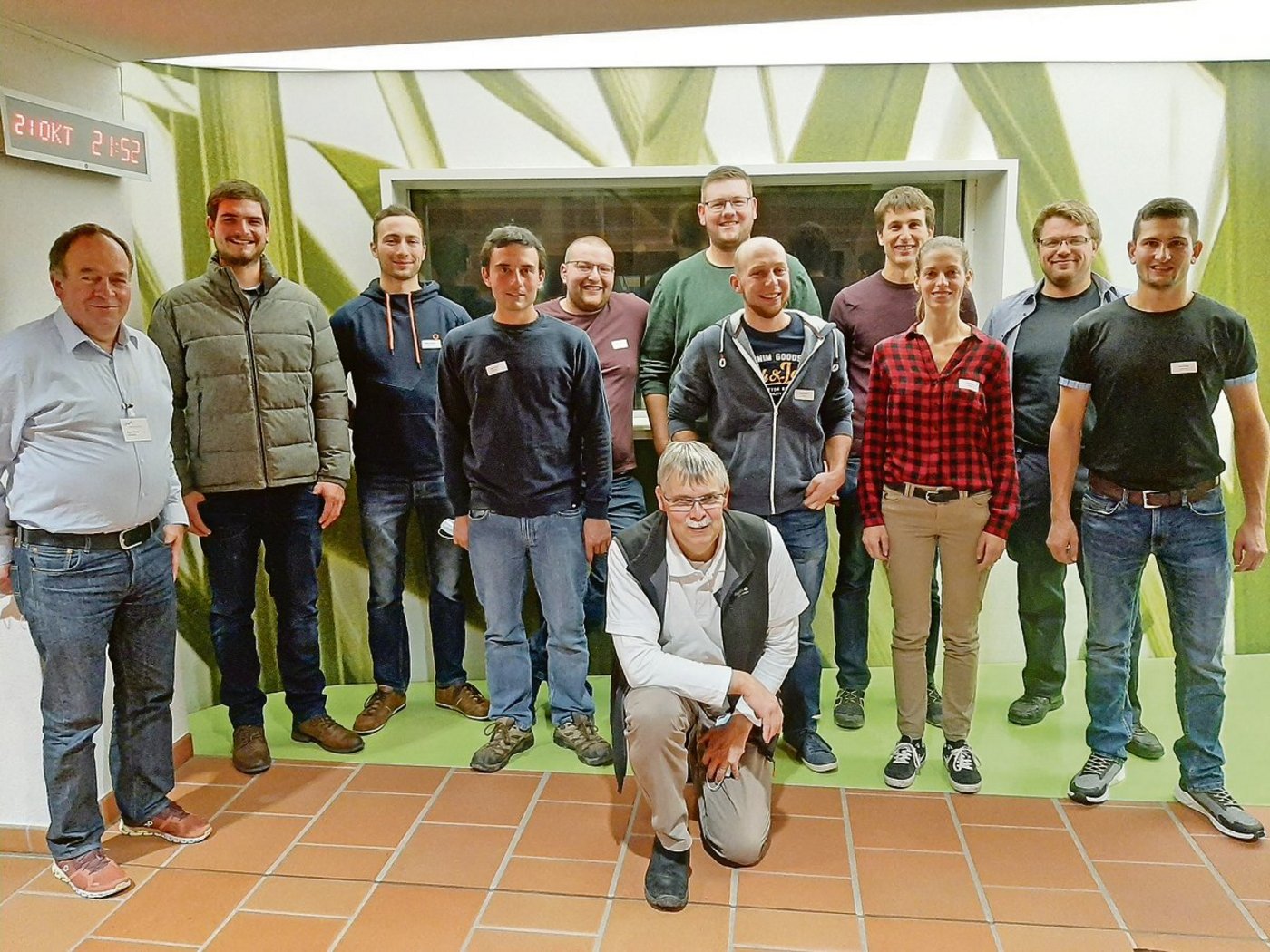 Fürs Foto kurz ohne Maske: Die neuen Landwirte und eine Landwirtin FA am LZ Liebegg.(Bild Ralf Bucher)