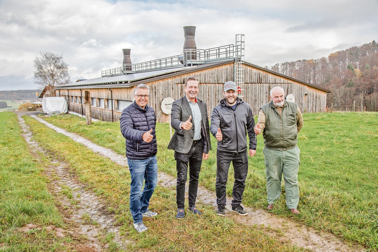 Daumen hoch: René Steiner (v. l. n. r.), Firma WPC, David Stauffer, Globogal AG, die Landwirte Mathias und Hans Leuenberger. 