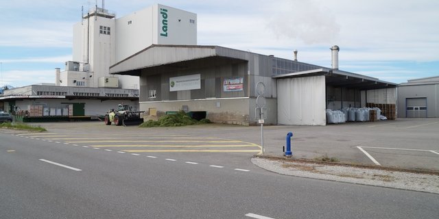 Die Agrarstandort Tafers mit der Landi und der Trocknungsgenossenschaft: Auf der linken Seite des Gebäudes der Trocknungsgenossenschaft kann der bestehende Lagerraum erweitert und eine Strukturballpresse eingebaut werden. (Bild Josef Jungo)