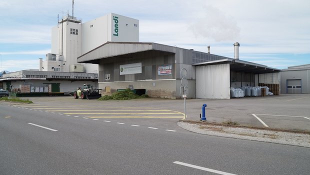 Fusion soll den Agrarstandort Tafers stärken Die Agrarstandort Tafers mit der Landi und der Trocknungsgenossenschaft: Auf der linken Seite des Gebäudes der Trocknungsgenossenschaft kann der bestehende Lagerraum erweitert und eine Strukturballpresse eingebaut werden. (Bild Josef Jungo)
