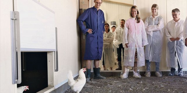 Die Legehennen zeigten sich angesichts der Politprominenz zurückhaltend und kamen nur zögerlich in den Wintergarten. Bauer Beat Pfyl zeigt Petra Gössi und weiteren Interessierten seine Tierhaltung. 