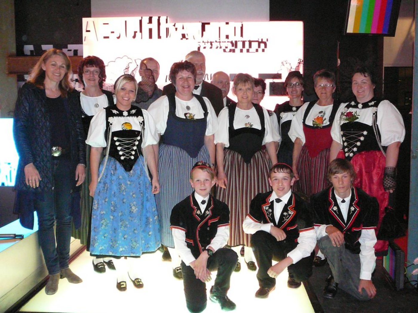  Sahen in der «Labor-Bar», wie die TV-Sendung entstand: Die Berner Delegation nach der Aufzeichnung. (Bild Alexandra Weber)