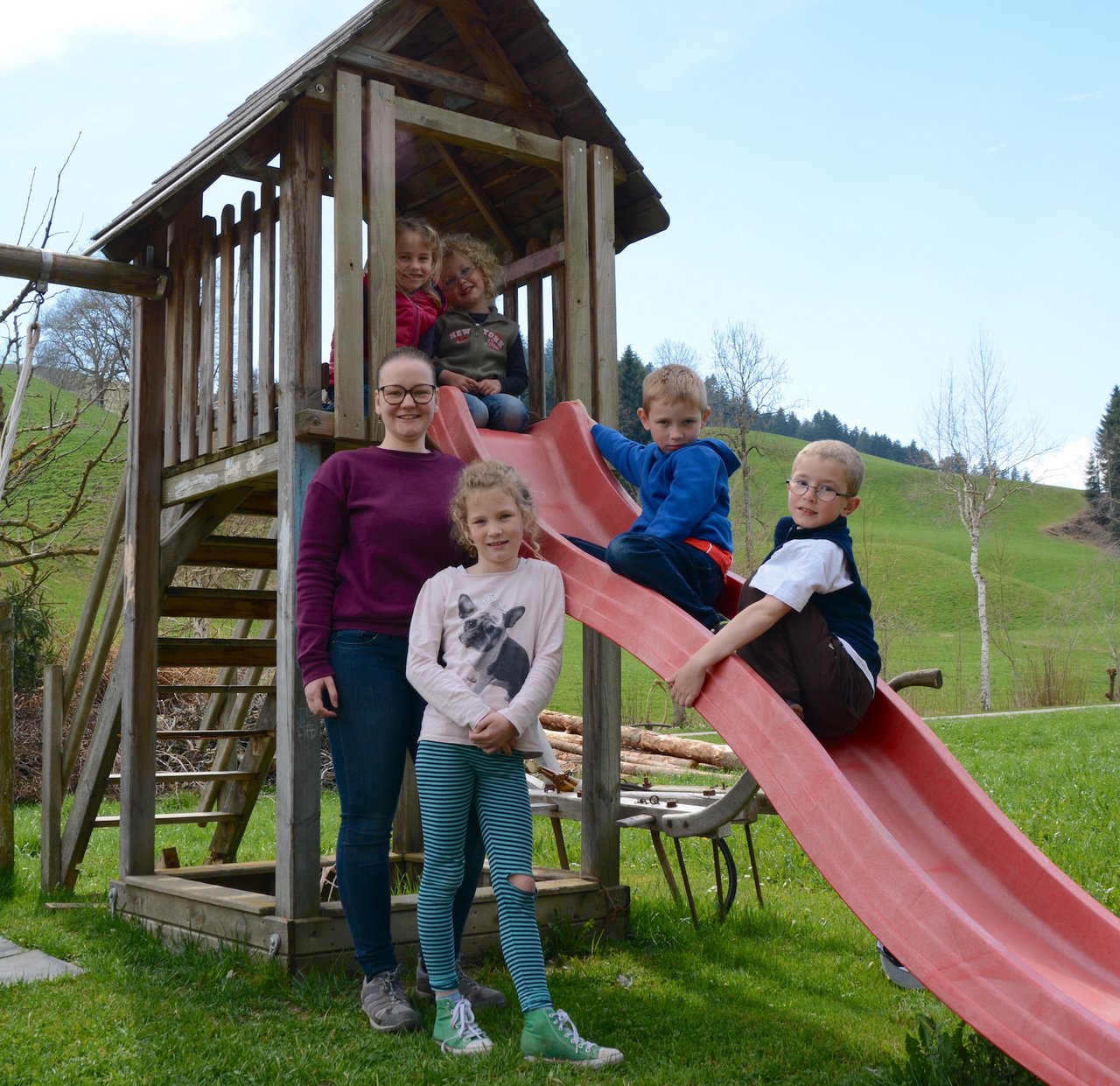 Michaela Meier (l.) mit den Kindern Jana, Anna (oben, v. l. n. r.), Lara, Nick und Jonas (unten, v. l. n. r.). (Bild Andrea Gysin)