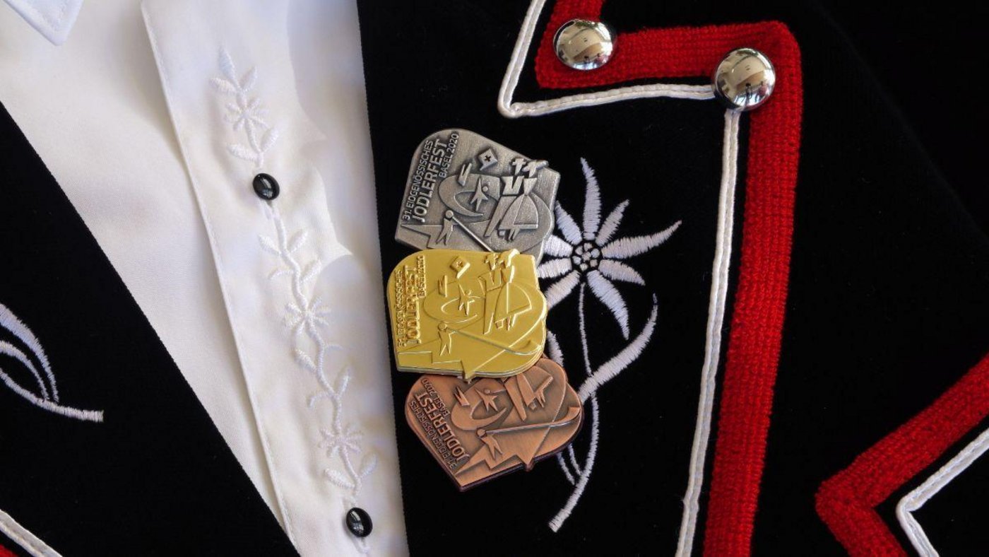 Die Festabzeichen für das 31. Jodlerfest in Basel wurden bereits im Hinblick auf eine Durchführung im Jahr 2020 produziert. Aus Gründen der Nachhaltigkeit habe man sich entschieden, für 2021 keine neuen anzufertigen, schreiben die Organisatoren. So hätten die Abzeichen ein Detail, an das man sich auch in Jahren noch erinnern werde. (Bild Verein «Eidgenössisches Jodlerfest Basel 2021»)