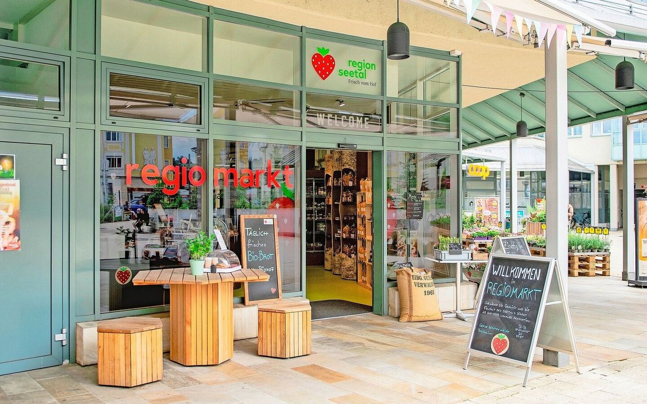 Der Regiomarkt im Zentrum von Hochdorf lockt die Kund(innen) mit hochwertigen Produkten aus der Region an.