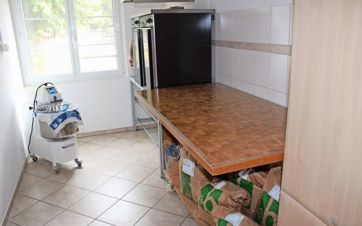 Auf dem Nültschenhof in Wohlenschwil AG gibt es jeden Freitag frisches Brot. Hergestellt wird es in der kleinen, aber effizient genutzten Backstube des Betriebs. 