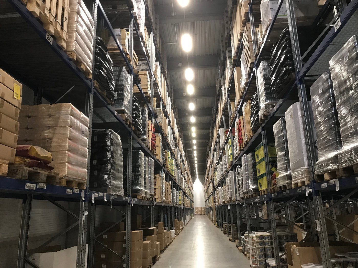 Die Regale des neuen Lagers ragen hoch hinaus. (Bild zVg)