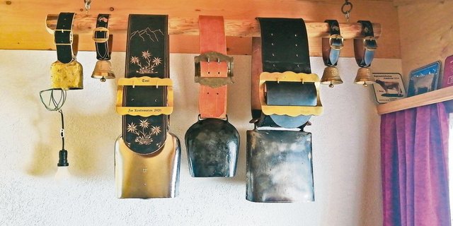 Toni Bergmanns  selbst gemachte «Glütlatte» und ein Teil seiner Treicheln. In der Mitte hängt  die neuste Anschaffung.(Bild Toni Bergmann)