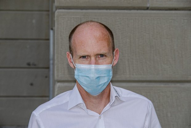 Gastbeitrag: «Es muss halt wohl sein …» – Schulauftakt im Zeichen von Corona Auch die Lehrpersonen tragen aus Solidarität teilweise Maske, Kaspar Grünig geht mit dem guten Vorbild voraus. (Bild pd)