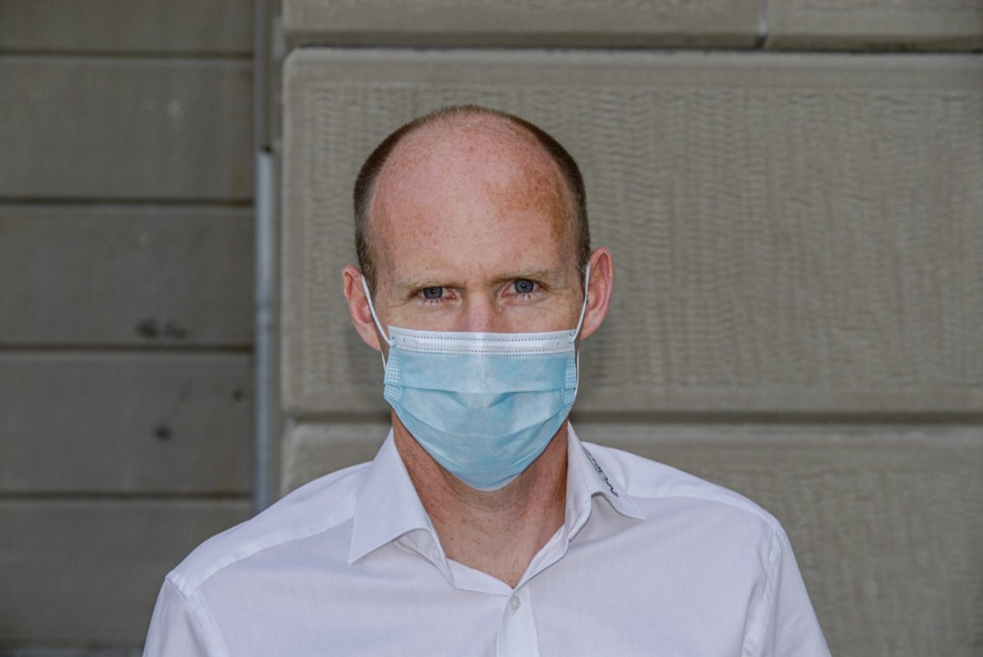 Auch die Lehrpersonen tragen aus Solidarität teilweise Maske, Kaspar Grünig geht mit dem guten Vorbild voraus. (Bild pd)