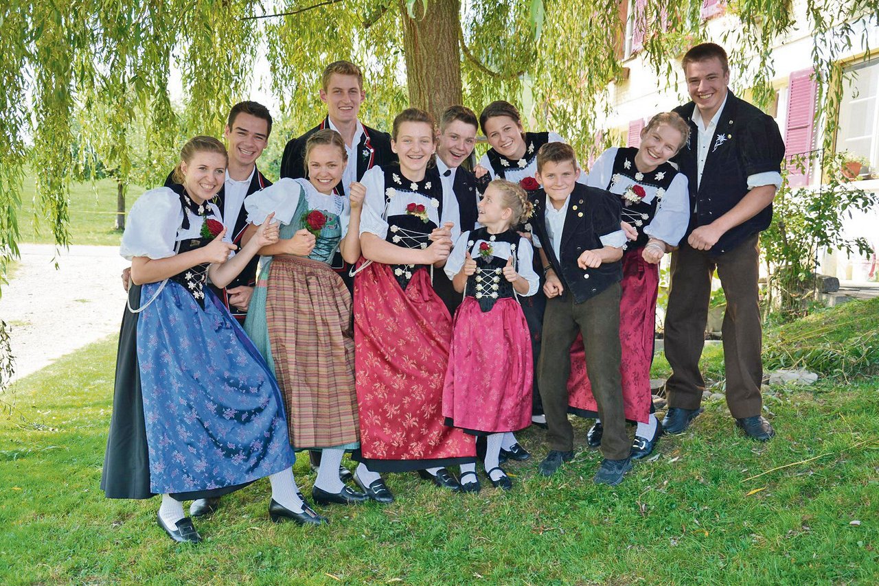 Eine echt fröhliche und erst noch sehr hübsche Trachten-Truppe auf dem Bild von Christa Krähenbühl aus Oberhünigen BE.