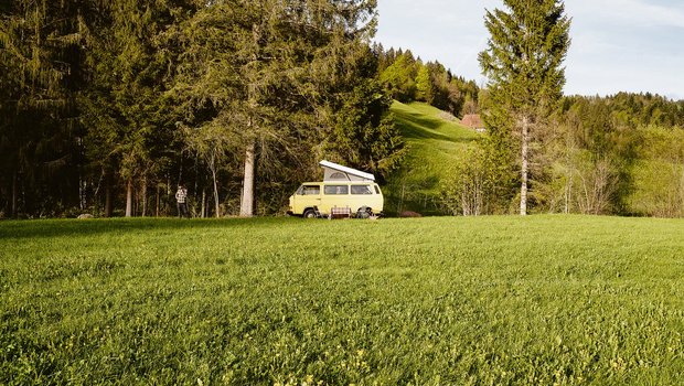 Die Plattform Nomady bietet Stellplätze für Wohnmobile, Camper und Wohnwagen in der Natur an. Oft wird dazu ein Platz in der Landwirtschaft oder neben einem Waldstück vermittelt.(Bild Nomady)