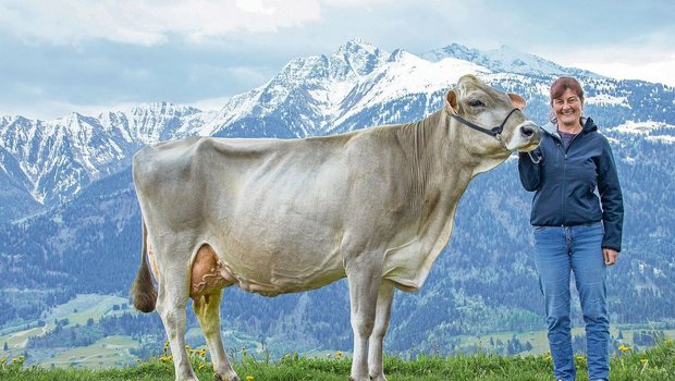 Topleistung und Langlebigkeit: Die 12-jährige Jongleur Elisa (derzeit bei 110 000 kg Milch) mit Besitzerin Andrea Arpagaus, gezüchtet vom 2019 verstorbenen Adrian Arpagaus.