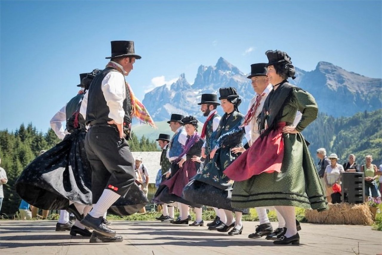 Trachtenfest Champéry 2019: die Frauen in Rock und mit schwarzem Hut. (Bild Région Dents du Midi/Niels Ebel)