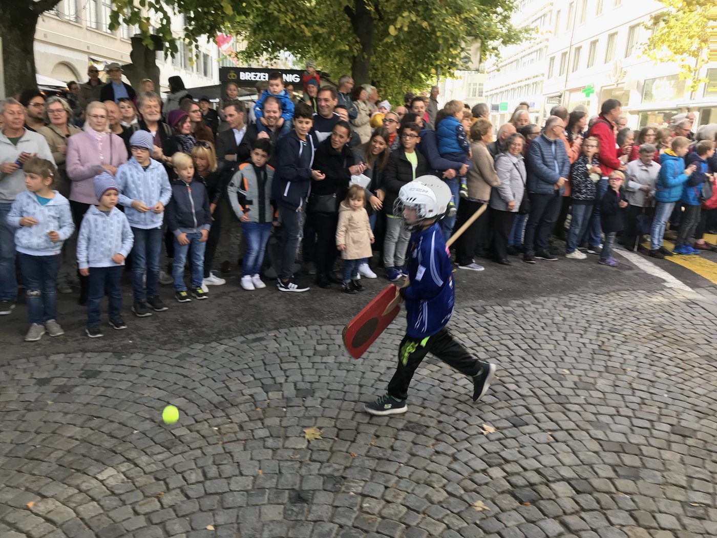 Auch junge Hornusser zeigten ihr Können, hier zur Sicherheit mit einem Tennisball.