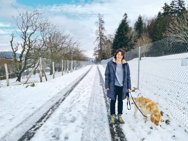 Daniela Weber geht jeden Tag mit dem Hund spazieren. Neben der Runninggruppe, die sie einmal in der Woche besucht, ist das ebenfalls ein liebes Hobby von ihr. Hier zwischen den Hirschzäunen.(Bild Franziska Jurt)
