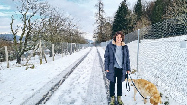 Daniela Weber geht jeden Tag mit dem Hund spazieren. Neben der Runninggruppe, die sie einmal in der Woche besucht, ist das ebenfalls ein liebes Hobby von ihr. Hier zwischen den Hirschzäunen.(Bild Franziska Jurt)