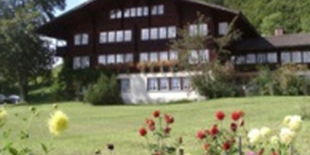 Das Inforama Berner Oberland in Hondrich ist das Kompetenzzentrum für Berglandwirtschaft. Der zugehörige Landwirtschaftsbetrieb bekommt einen neuen Pächter. (Bild zVg)