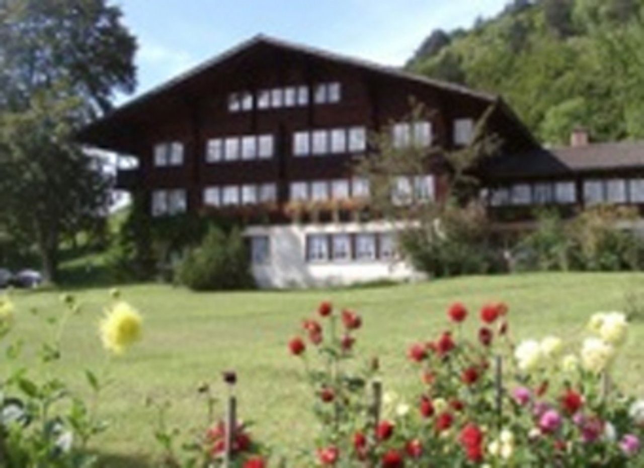 Das Inforama Berner Oberland in Hondrich ist das Kompetenzzentrum für Berglandwirtschaft. Der zugehörige Landwirtschaftsbetrieb bekommt einen neuen Pächter. (Bild zVg)