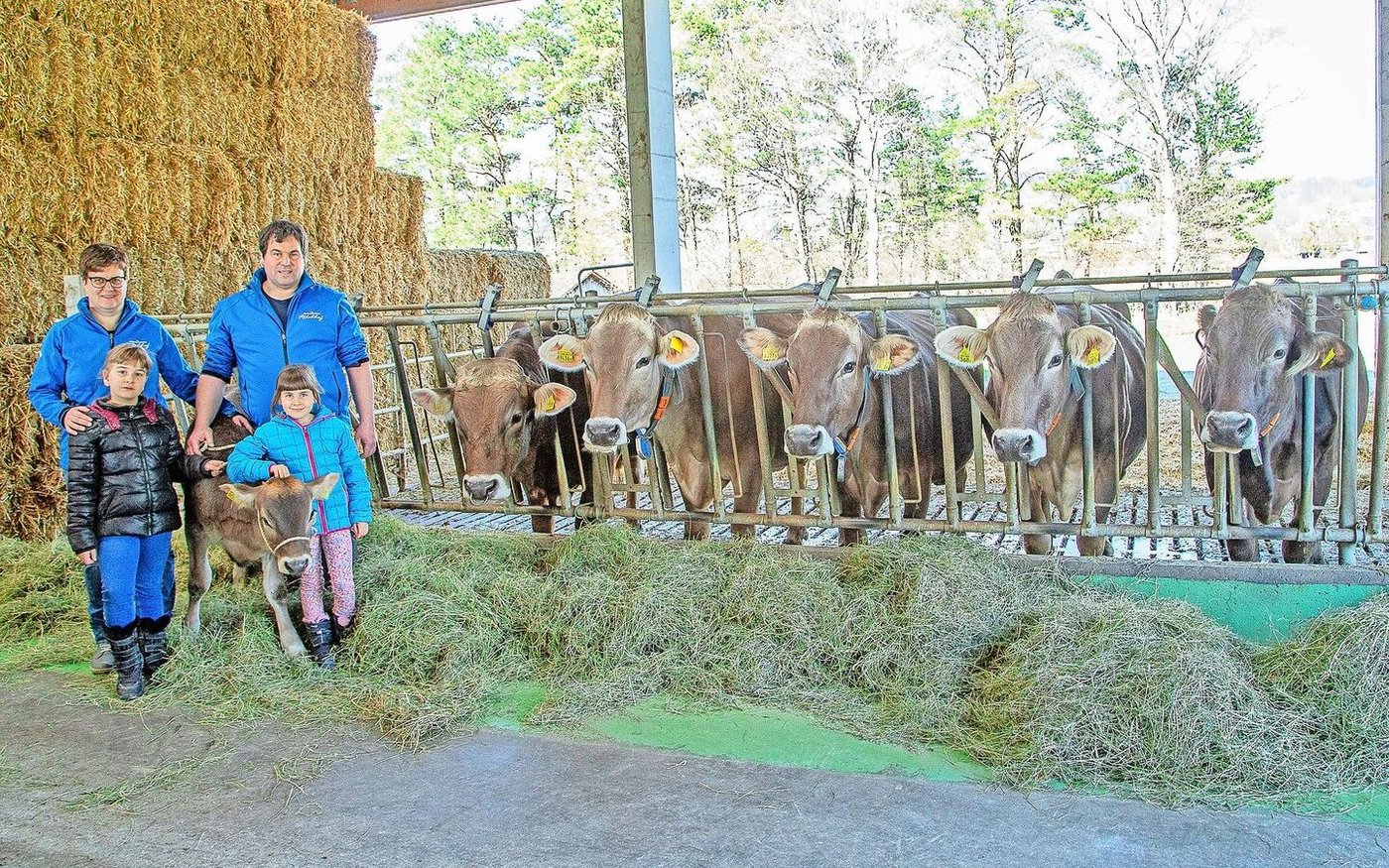 Zum fünften Mal erhält Familie Gstöhl aus Eschen FL den Bio Bruna Award. Hier mit der 6-Generationen-Familie aus Gstöhls Prunki Maya.