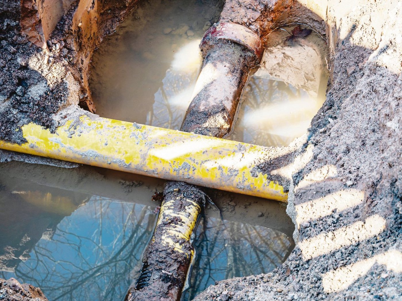 Der Bruch einer Wasserleitung ist oft mit hohen Kosten verbunden. Es lohnt sich, den Umfang des Versicherungsschutzes genau abzuklären.(Bild Animaflora PicsStock)
