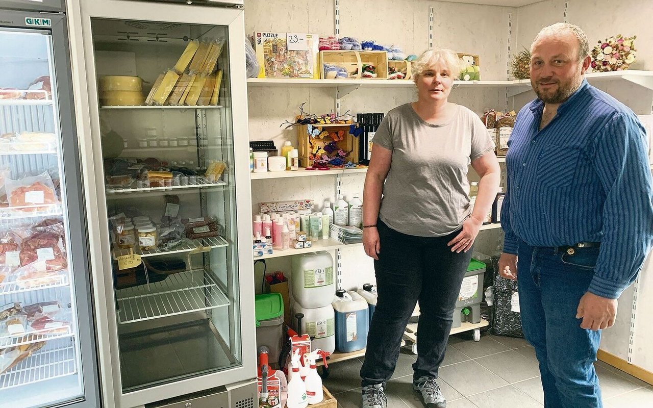 Margrit und Adrian Müller in ihrem bedienten Hofladen bei ihrem Betrieb Kernmatt in Kägiswil OW. Das breite Sortiment stammt nicht nur von ihrem Hof, sondern auch von weiteren Direktvermarktern. Das erhöht die Attraktivität für Kunden.