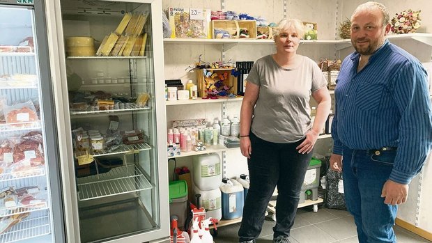 Margrit und Adrian M Margrit und Adrian Müller in ihrem bedienten Hofladen bei ihrem Betrieb Kernmatt in Kägiswil OW. Das breite Sortiment stammt nicht nur von ihrem Hof, sondern auch von weiteren Direktvermarktern. Das erhöht die Attraktivität für Kunden.