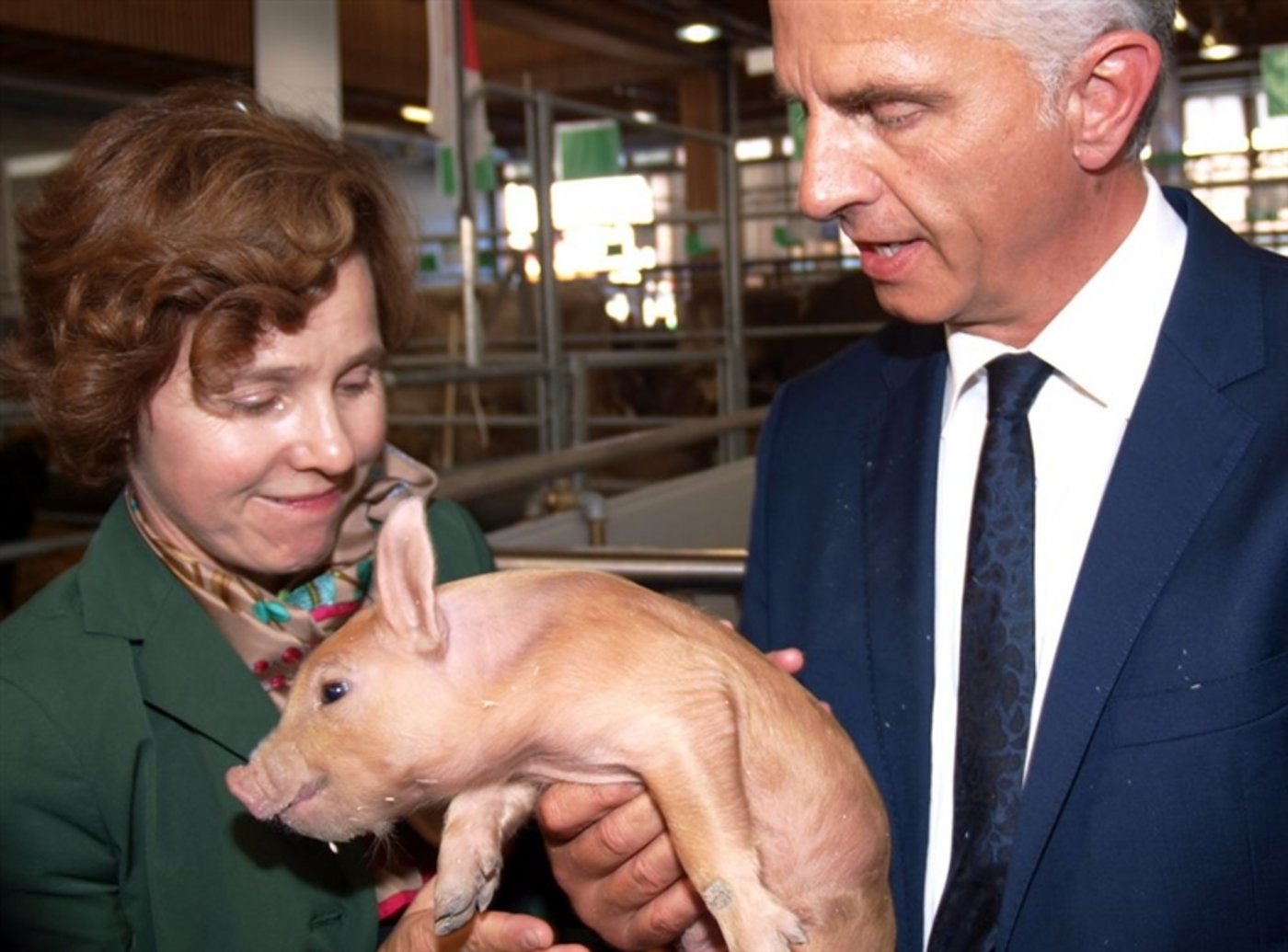 Bundespräsident Didier Burkhalter und Ehefrau Friedrun Sabine Burkhalter posierten diesen Herbst für das berühmte Bild mit Olma-Ferkel. (Bild: Mario Tosato) 