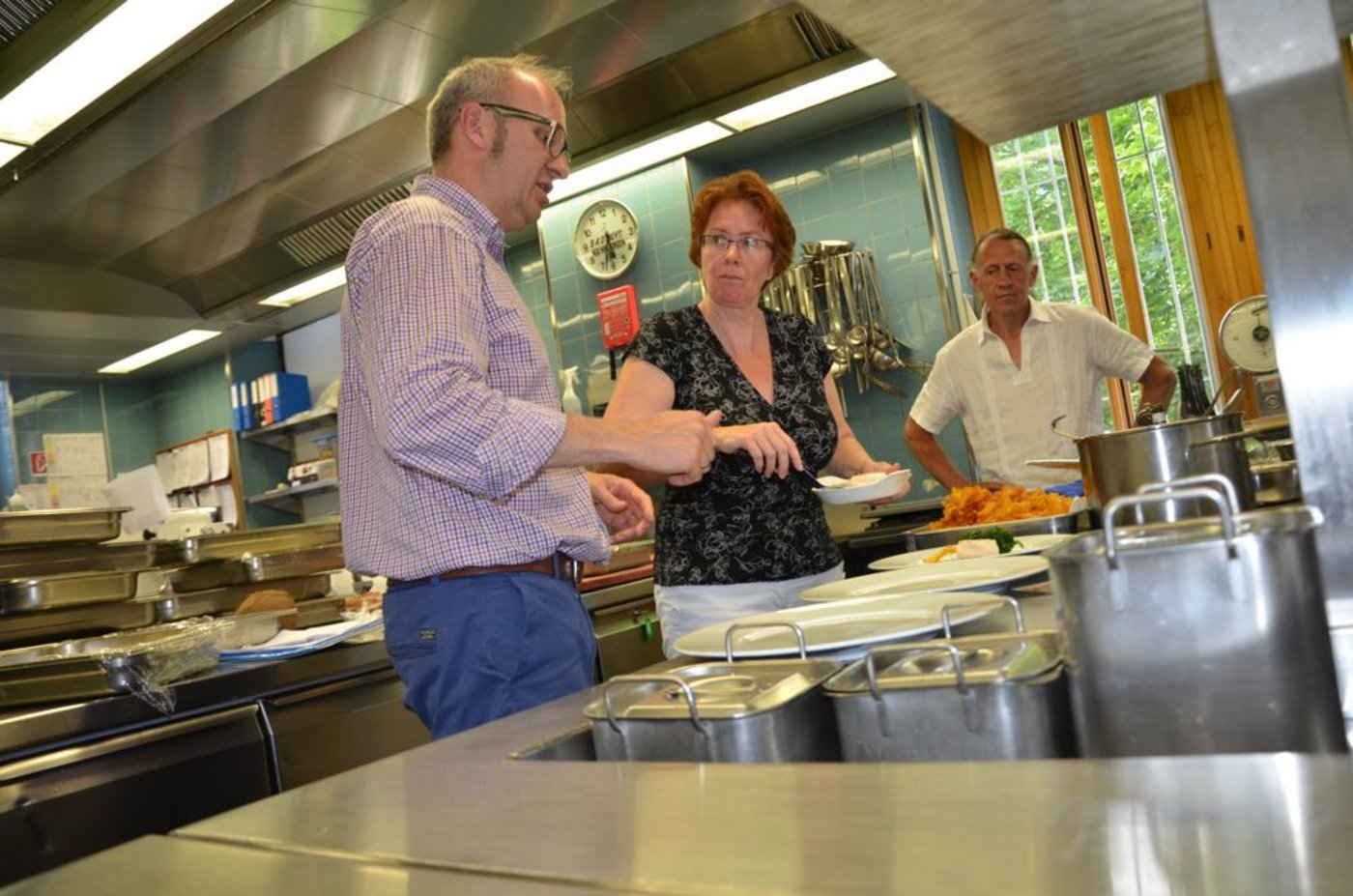 Sie erkunden die Geheimnisse der Hotelküche (v.l.n.r): Christoph Schmidt, Barbara und Sep Candinas. (Bild: Susi Rothmund)