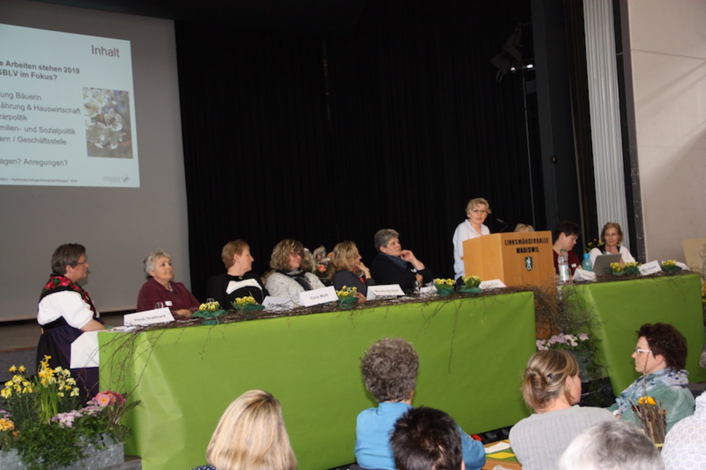 Christine Bühler legt vor den Berner Landfrauen und Bäuerinnen noch einmal ihre Anliegen dar.