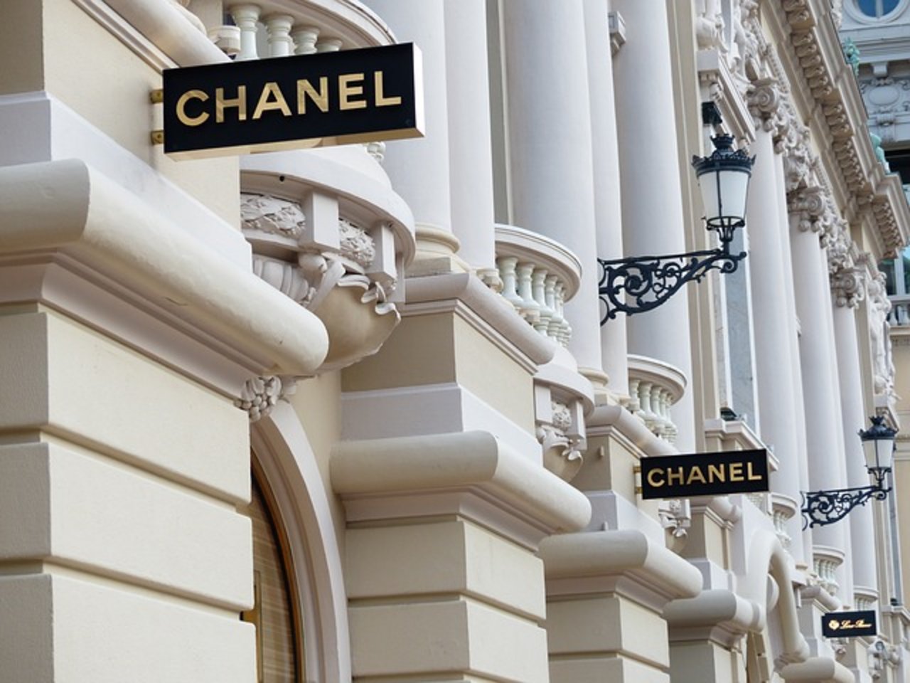 Die Schneider von Chanel konzentrieren sich bei der Mode in Zukunft auf Textilien und Leder. (Bild pixabay)