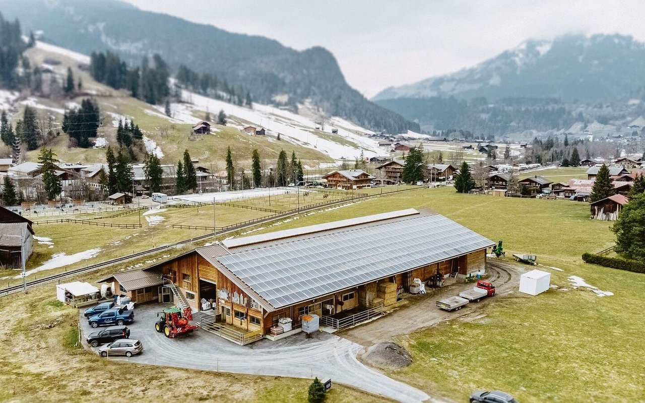 Der Stall in Gstaad aus der Vogelperspektive. Aus der Milch, die hier gemolken wird, entstehen in der nahegelegenen Käserei Spezialitäten. 