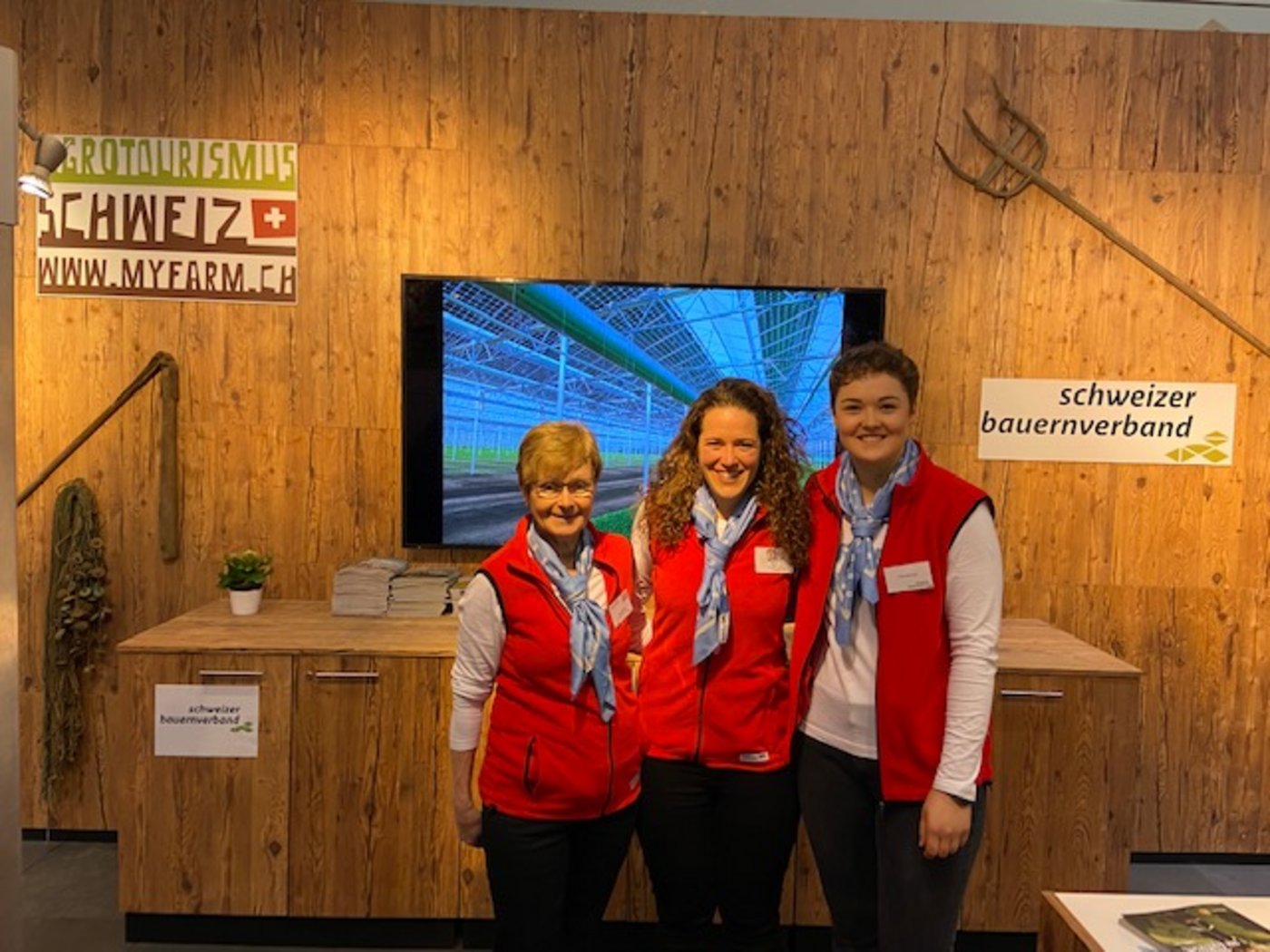 Viel Kompetenz am Stand von Agrotourismus Schweiz und des Schweizer Bauernverbands: Susanne Ming, Caroline Rediger und Julia Neufeld (v.l.n.r.). (Bild akr)