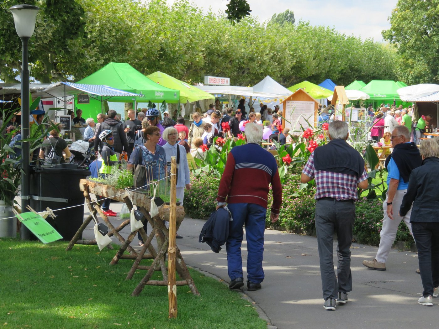 Der Biomarkt war trotz des teilweise schlechten Wetters gut besucht. (Bilder Jonas Imfeld)