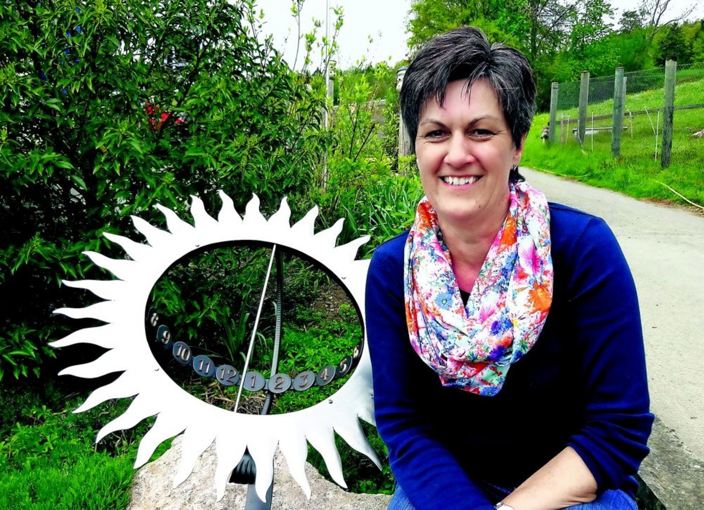 Daniela Stübi ist begeistert von der wunderschönen Sonnenuhr, die sie kürzlich von ihrem Mann zum 50. Geburtstag geschenkt bekommen hat. (Bild: Margreth Rinderknecht)
