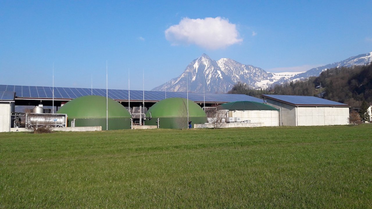 Biogasanlagen liefern erneuernbare Energie und tragen zur Wertschöpfung im ländlichen Raum bei. (Bild Ökostrom Schweiz)
