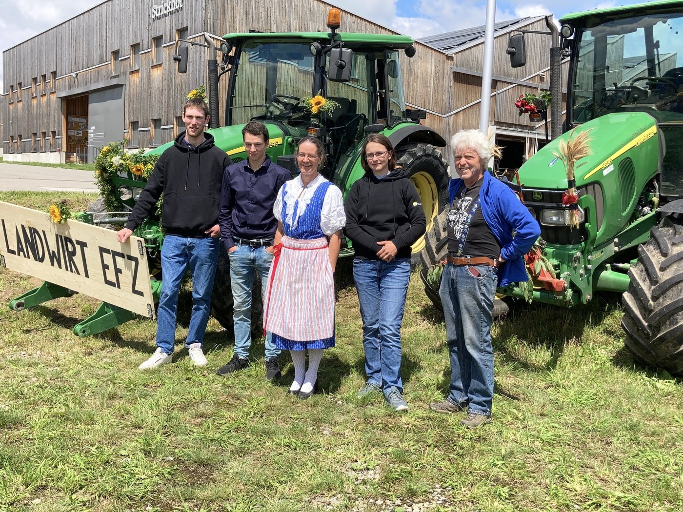 Dies sind frisch diplomierte Landwirt/innen EFZ mit Schwerpunkt Biolandbau. Rechts auf dem Bild Klassenlehrer Fredi Strasser.  