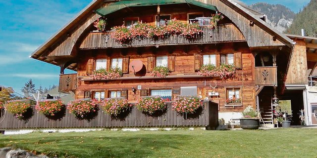 In vielen Bauernhäusern oder nahen Stöckli bestehen teils unentgeltliche Wohnrechte für die ältere Generation.(Symbolbild BauZ)