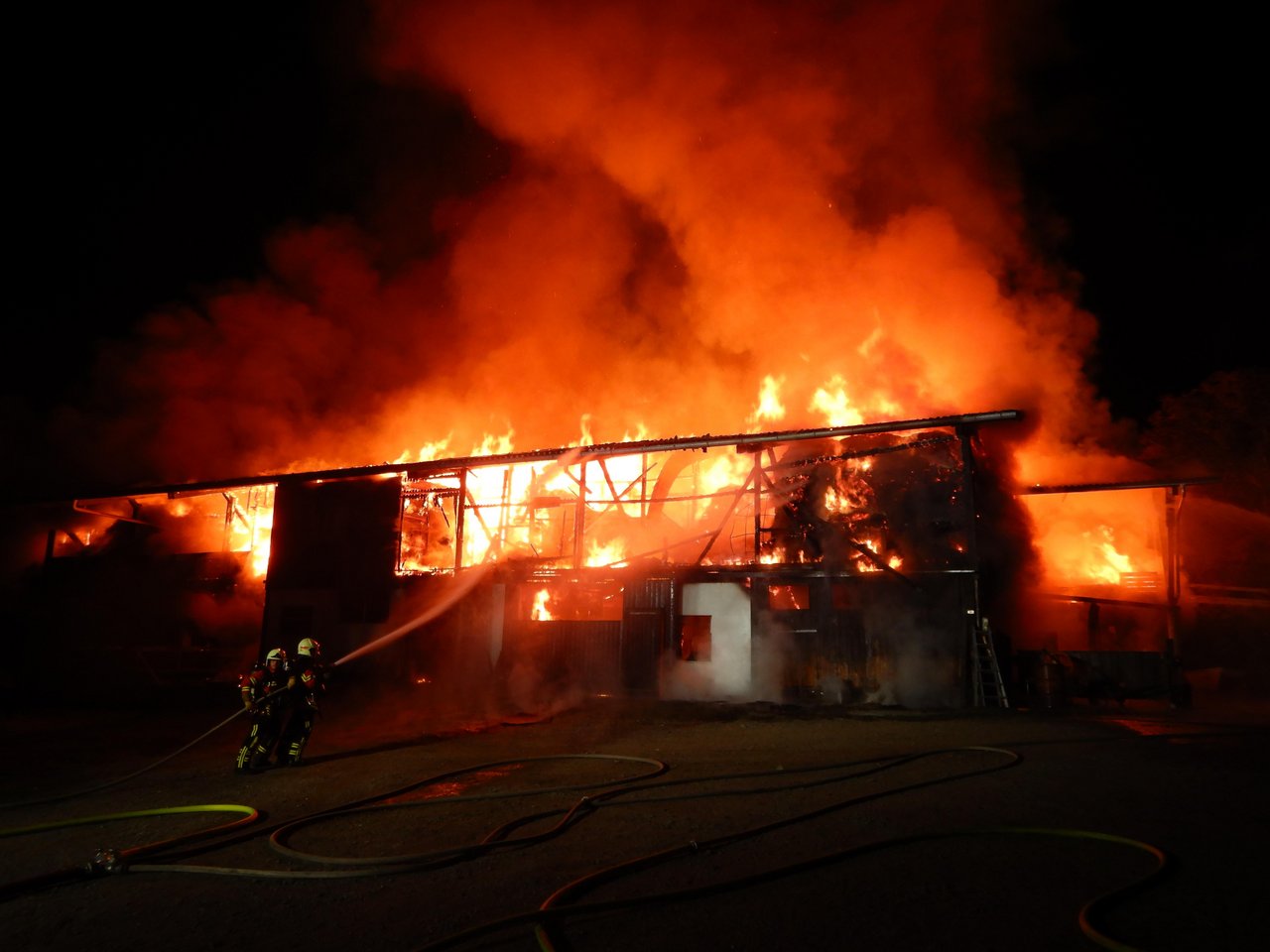 Die Feuerwehr konnte verhindern, dass das Feuer auf eine angrenzende Scheune und auf das benachbarte Wohnhaus übergriff. (Bild Kantonspolizei Thurgau)