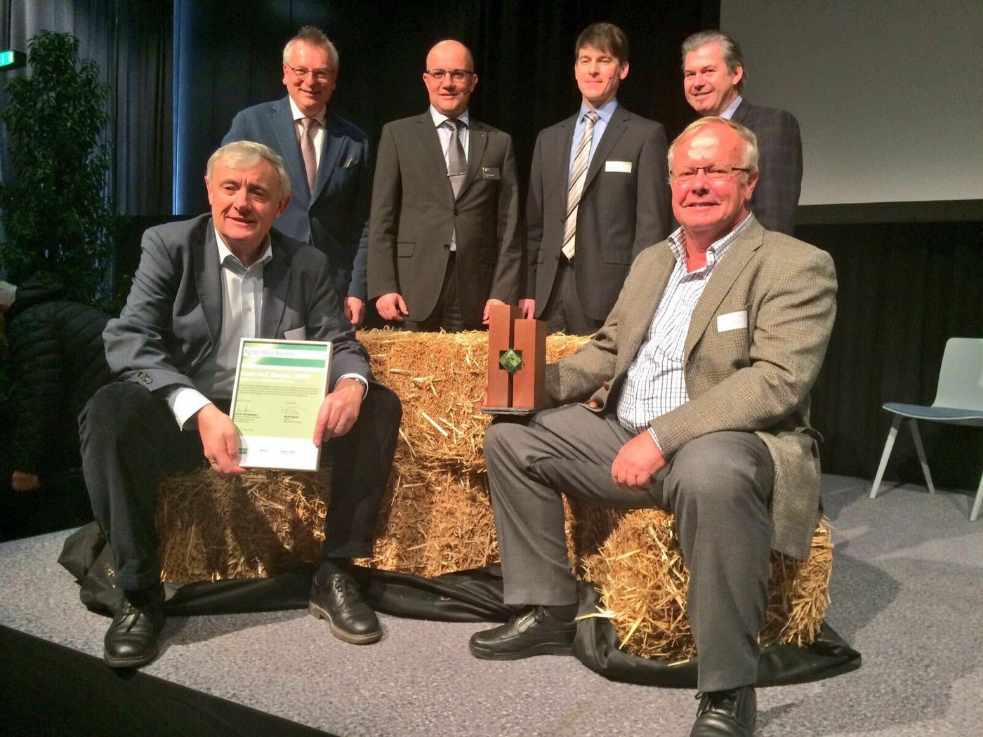 Stolze Agro-Star-Preisträger: Markus (l.) und Ernst mit Trophäe und Urkunde. Hinten (v.l.) Jury-Präsident Urs Fueglistaller, Nicolo Paganini, Direktor Olma-Messen, Alfred Weber, Territory Manager bei John Deere und Jurymitglied Gian Bazzi, die Mobiliar. 
