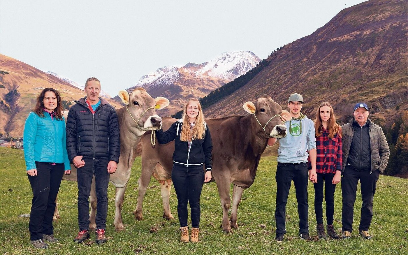 Sarah, Urs, Sarina, Janis und Lynn Gisler, Onkel Hans Regli und die  beiden stolzen Braunviehkühe Blooming Belinda und Calvin Cameron (v. l.).