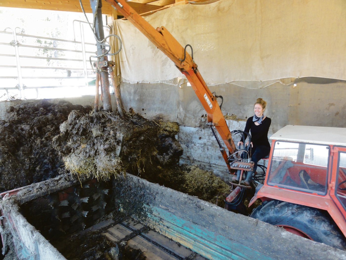 Auch das Verladen des Mists bereitet Gina Orsatti Spass.