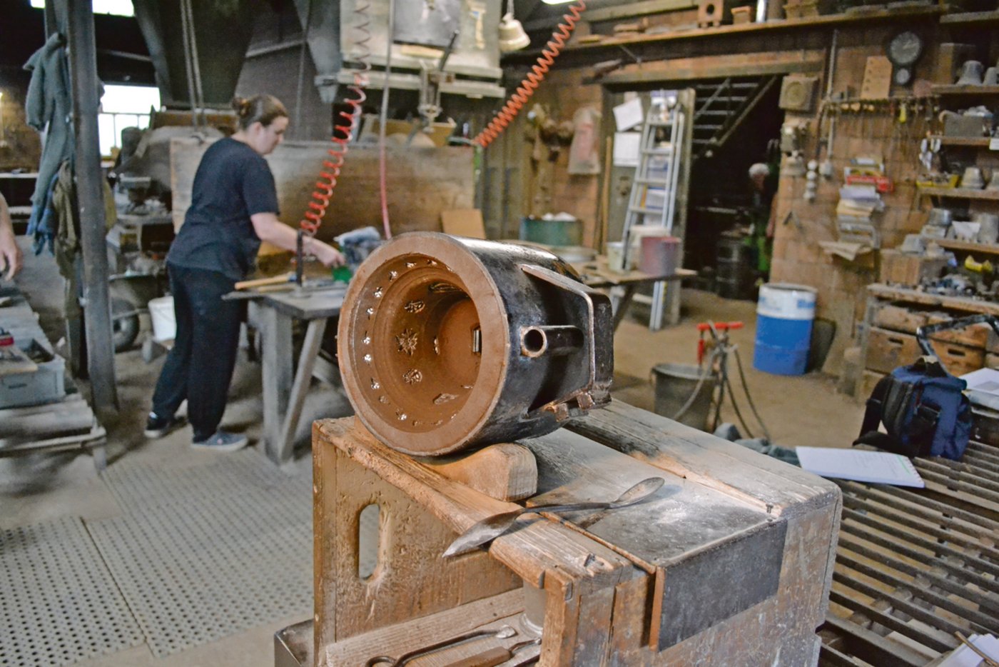 Die mit quarzhaltigem Natursand eingefüllte Mantelform prägen die Glockengiesser mit Stempeln aller Art. 