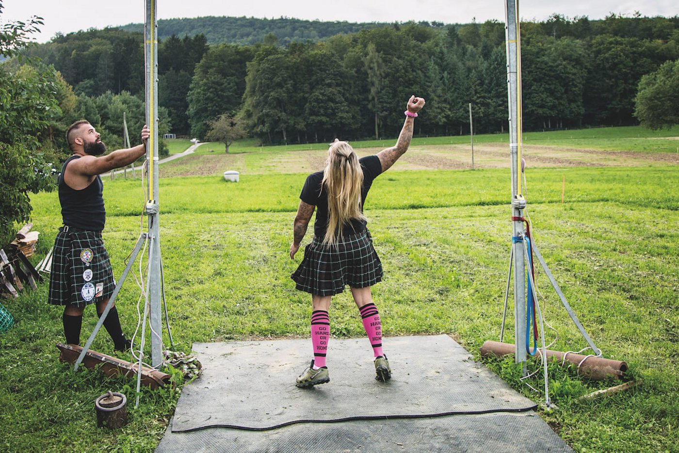Kopfüber und hoch hinauf: Stefanie Frey beim Hochwurf. (Foto: Pia Neuenschwander)